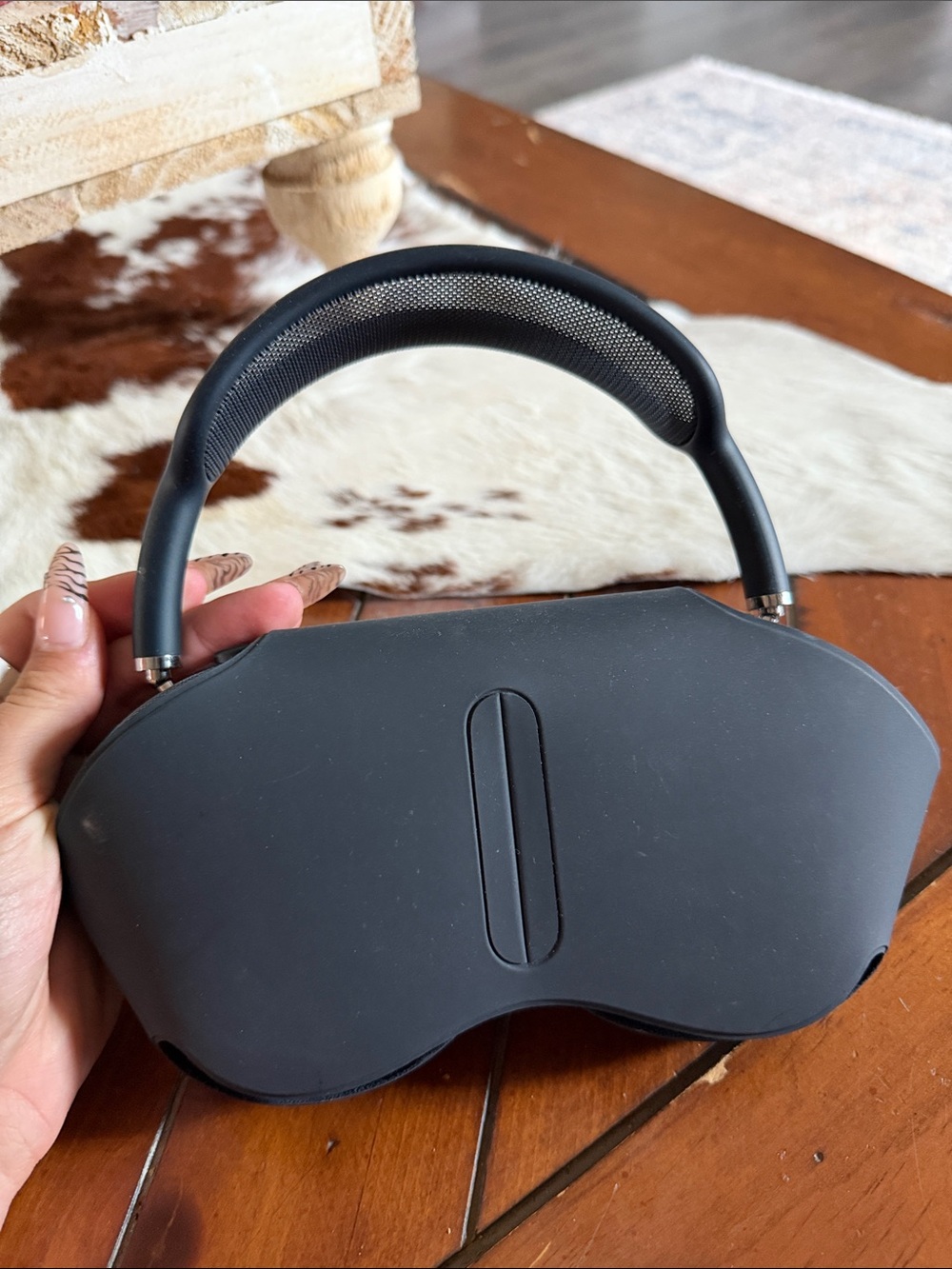 Black apple promax headphones. Brand new but I lost the ear piece while moving.